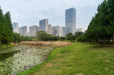 Bahar Parkı ve modern şehir