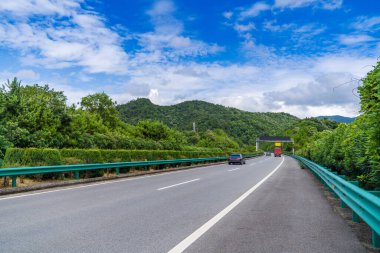 Bir yaz günü bulutlu asfalt otoyol