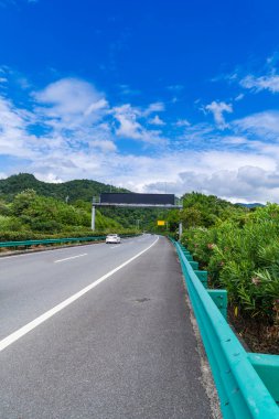Bir yaz günü bulutlu asfalt otoyol