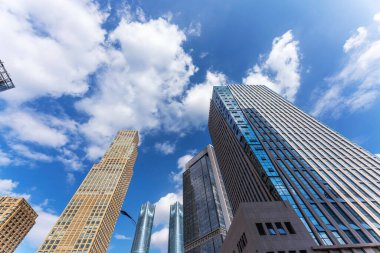 Şangay 'daki modern binalara bakıyorum.