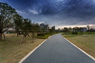 Modern şehirde yürüyüş yolu