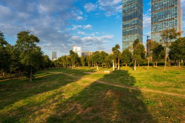 Şangay 'da modern bina geçmişi olan şehir parkı.