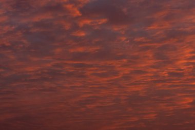 Batan güneşin ışınlarında renkli bulutlar