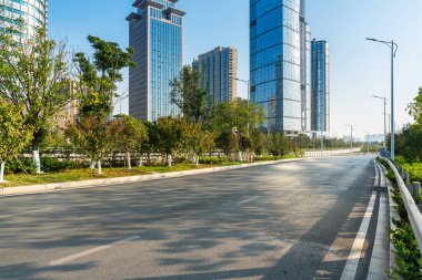 Şehirdeki boş şehir yolu ve binalar