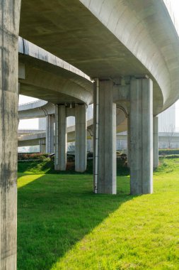 Şehirdeki üst geçidin altında beton yapı ve asfalt yol alanı