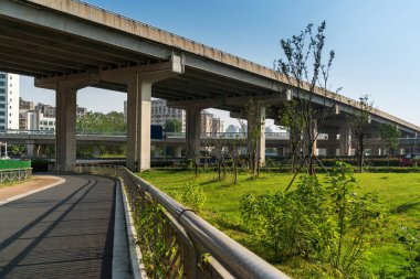 Şehirdeki üst geçidin altında beton yapı ve asfalt yol alanı