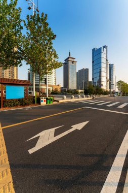 Şehirdeki boş şehir yolu ve binalar