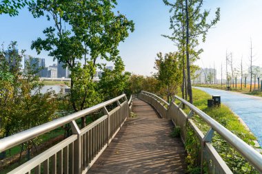 Parkın iki tarafında da tırabzan olan merdivenler.