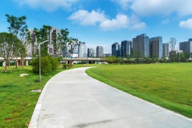 Bahar Parkı ve modern şehir