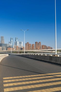 Otoyol üst geçidi modern şehrin ufuk çizgisi arkaplanı