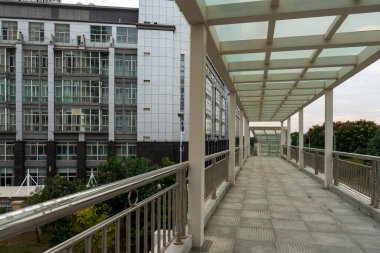 Yaya köprüsünün içinde.