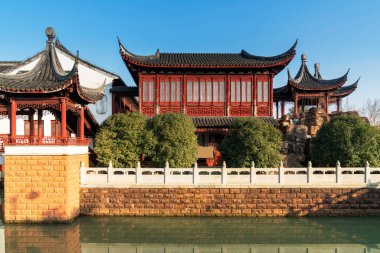 Jiangnan tarzında geleneksel bir bahçe.