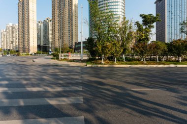 Şehirdeki boş şehir yolu ve binalar