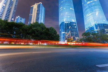 Bulanık ışıklı arabayı gece şehir boyunca hareket ettirir.