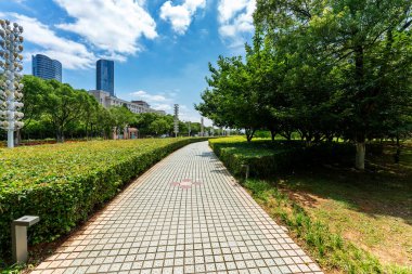 Modern şehirde yürüyüş yolu