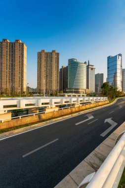 Şehirdeki boş şehir yolu ve binalar