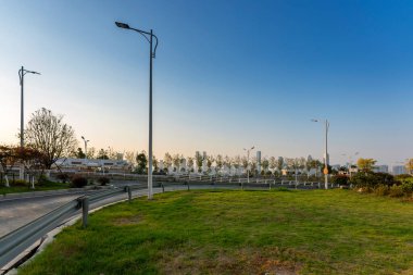 Şehirdeki boş şehir yolu ve binalar