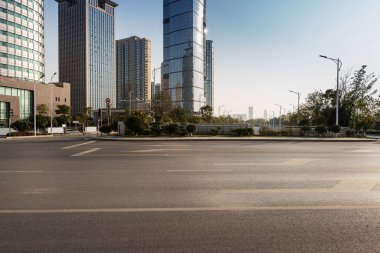 Şehirdeki boş şehir yolu ve binalar