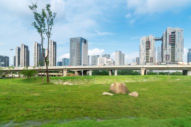 Bahar Parkı ve modern şehir