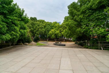 Modern şehrin boş, modern meydanı ve gökdelenleri