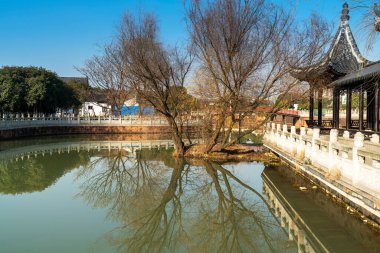 Jiangnan tarzında geleneksel bir bahçe.