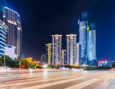 Şangay 'daki modern binanın arka planındaki ışık yolları.. 