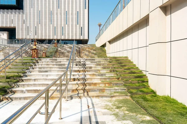 Nahaufnahme Und Details Von Geländer Und Treppe Eines Modernen Gebäudes — Stockfoto