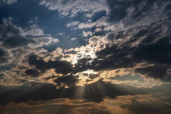 Das Licht Der Untergehenden Sonne Schoss Aus Den Wolken — Stockfoto