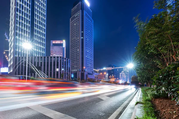 Automóvil Movimiento Con Luz Borrosa Través Ciudad Por Noche — Foto de Stock