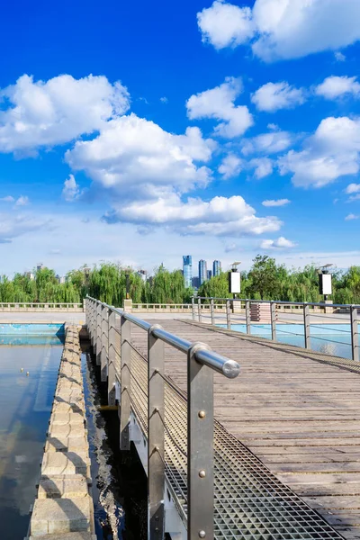 Houten Platform Leuning Achtergrond Van Een Heldere Lucht — Stockfoto