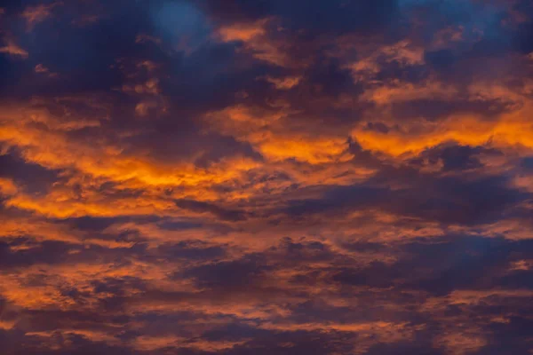 Nubes Coloridas Los Rayos Del Sol Poniente —  Fotos de Stock