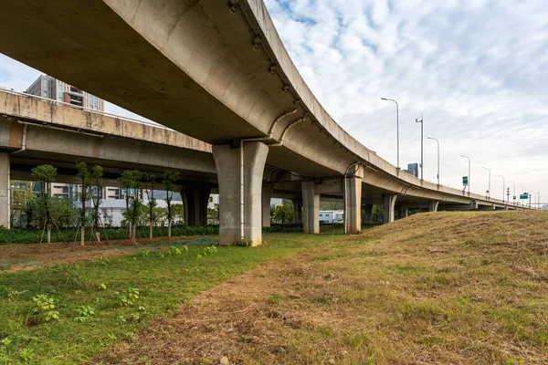 Estructura Hormigón Espacio Vial Asfalto Bajo Paso Elevado Ciudad — Foto de Stock