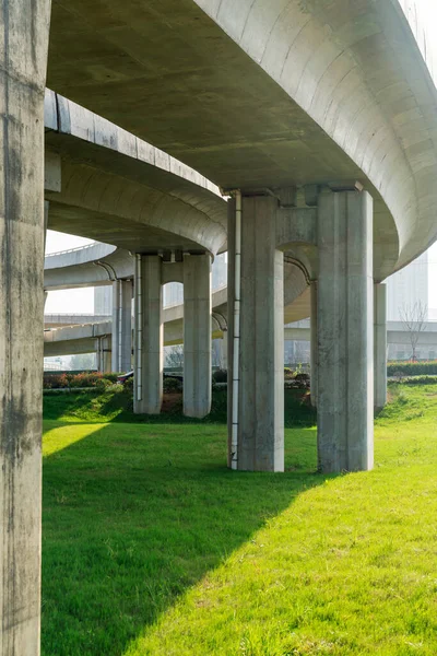 Şehirdeki Üst Geçidin Altında Beton Yapı Asfalt Yol Alanı — Stok fotoğraf