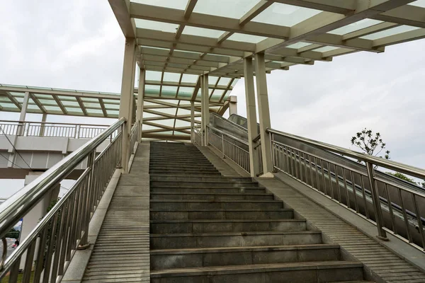 Voo Escadas Para Uma Ponte Pedestres Moderna — Fotografia de Stock