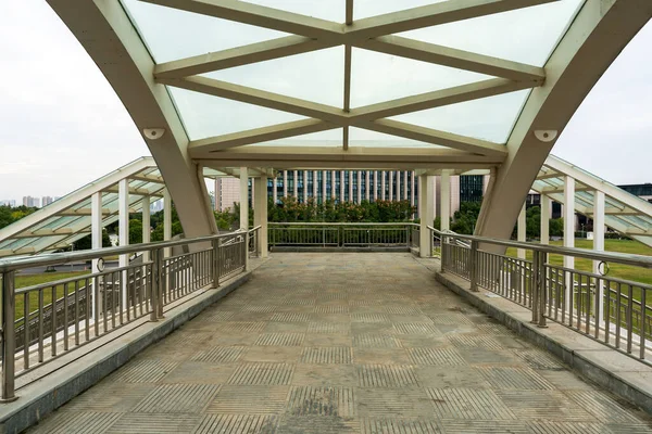 Inneren Einer Modernen Fußgängerbrücke — Stockfoto