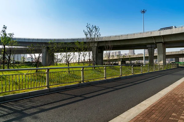 Betonbauwerk Und Asphaltstraße Unter Der Überführung Der Stadt — Stockfoto