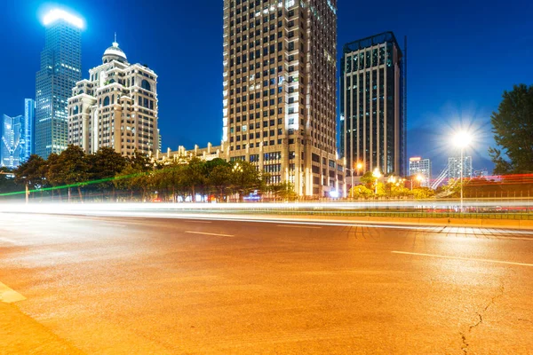 Los Senderos Luz Fondo Del Edificio Moderno China Shanghai — Foto de Stock