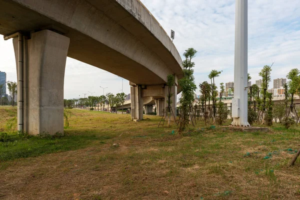 Şehirdeki Üst Geçidin Altında Beton Yapı Asfalt Yol Alanı — Stok fotoğraf