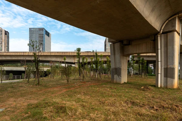 도시의 고속도로 콘크리트 구조물과 아스팔트로 — 스톡 사진