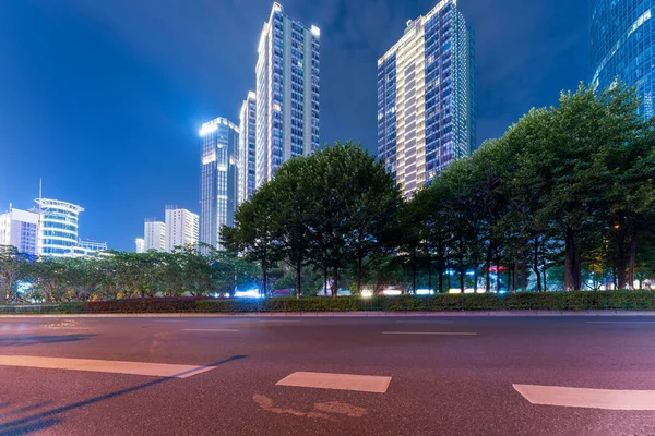 Bulanık Işıklı Arabayı Gece Şehir Boyunca Hareket Ettirir — Stok fotoğraf