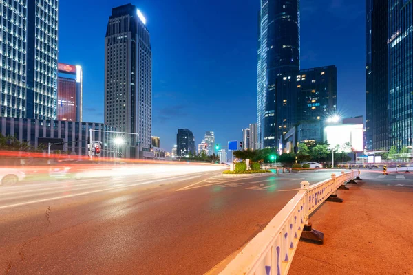 Ljusspår Den Moderna Byggnaden Bakgrund Shanghai Porslin — Stockfoto