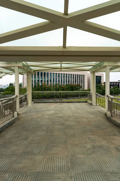 Binnenkant Van Een Moderne Voetgangersbrug — Stockfoto