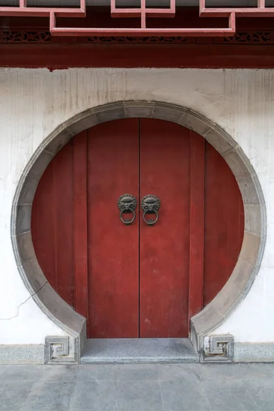 Vieille Porte Rouge Chinoise Dans Temple — Photo