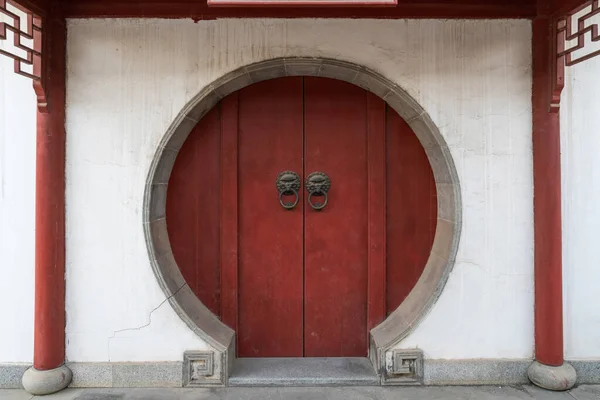 Cinese Vecchia Porta Rossa Nel Tempio — Foto Stock