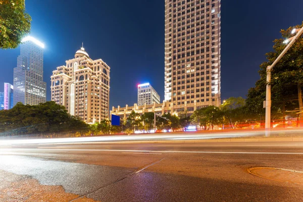 Ljusspår Den Moderna Byggnaden Bakgrund Shanghai Porslin — Stockfoto