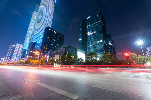 Şangay Daki Modern Binanın Arka Planındaki Işık Yolları — Stok fotoğraf