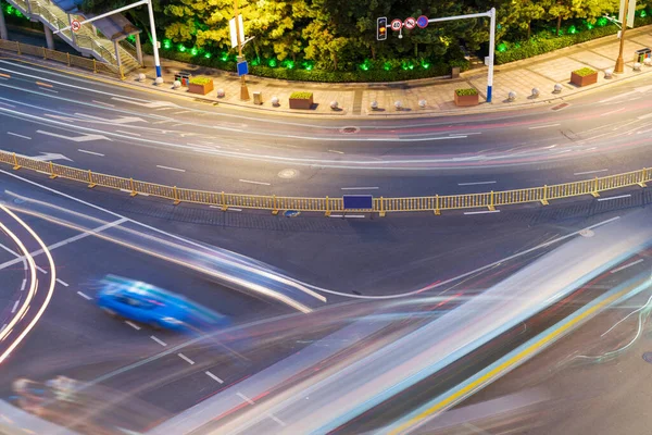 Bewegende Auto Met Wazig Licht Door Stad Nachts — Stockfoto