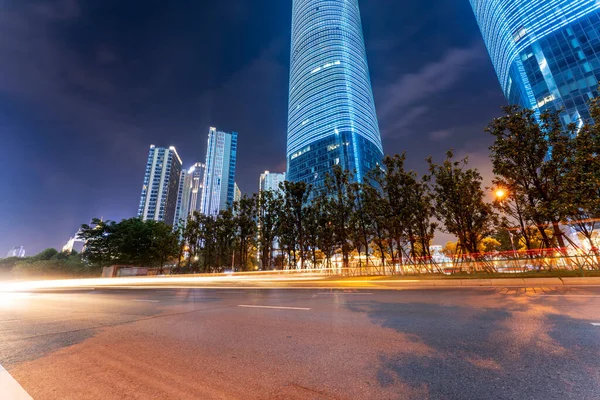 Carro Movimento Com Luz Embaçada Pela Cidade Noite — Fotografia de Stock