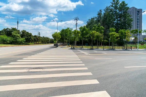 Κενό Αστικό Δρόμο Και Κτίρια Στην Πόλη — Φωτογραφία Αρχείου