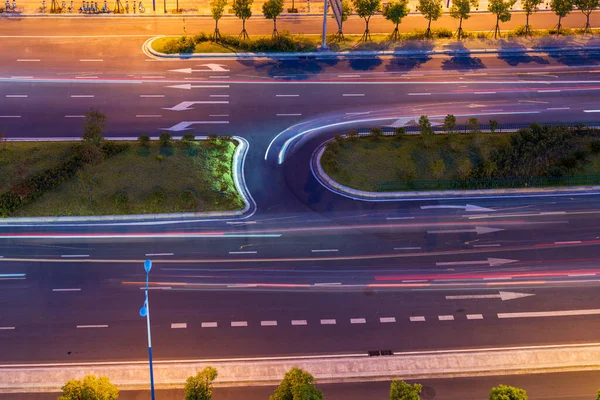 Carro Movimento Com Luz Embaçada Pela Cidade Noite — Fotografia de Stock